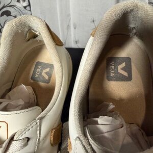 Veja size 10 rose gold esplar
Items is used condition and has some wear/tear.